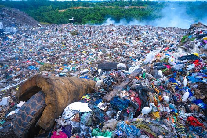Un incendie à la décharge de Mindoubé perturbe la collecte des ordures dans le Grand Libreville