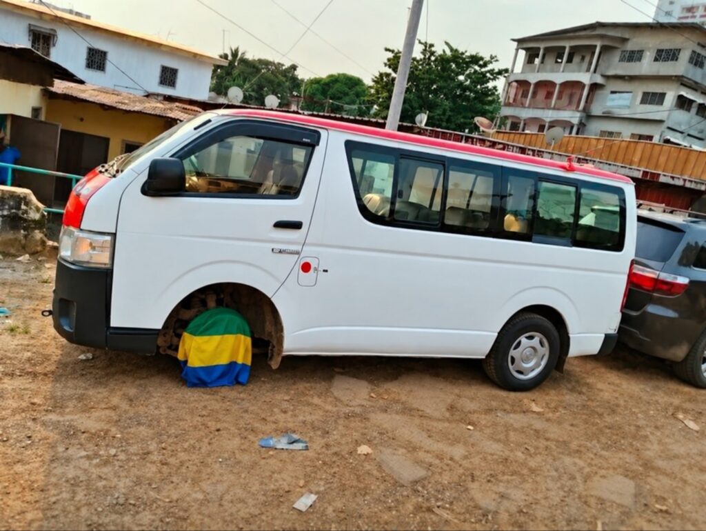 Gabon : interpellé après avoir utilisé le drapeau national pour emballer un moyeu de roue