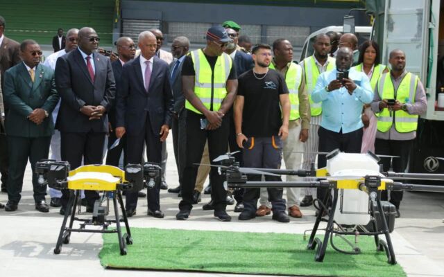 ‎Libreville : les drones, nouveaux alliés de la mairie pour nettoyer les bâtiments publics