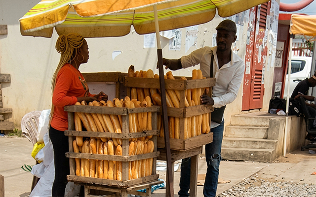 Vie chère : la hausse de la farine fait planer la menace sur le prix du pain